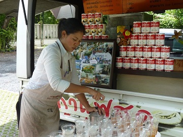 ร้านไร่ไทย ใช้รถเคลื่อนที่ ขาย กาแฟสด