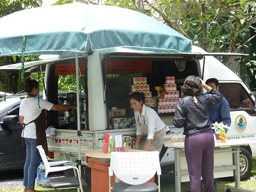ร้านไร่ไทย ใช้รถเคลื่อนที่ ขาย กาแฟสด