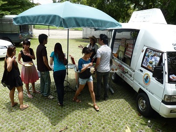 ร้านไร่ไทย ใช้รถเคลื่อนที่ ขาย กาแฟสด