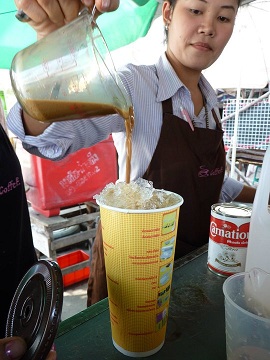 เสิร์ฟเอง ชงเอง ใส่ใจทุกแก้ว ลูกค้าประจำ จำได้ทุกเมนู